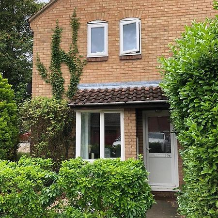 Rowan Tree Villa Aylesbury  Bagian luar foto
