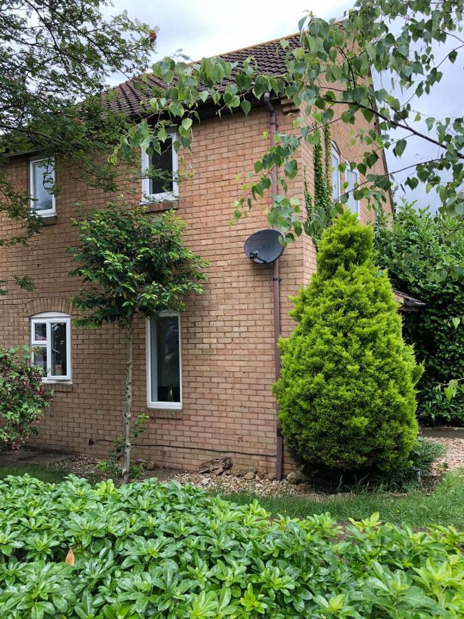 Rowan Tree Villa Aylesbury  Bagian luar foto