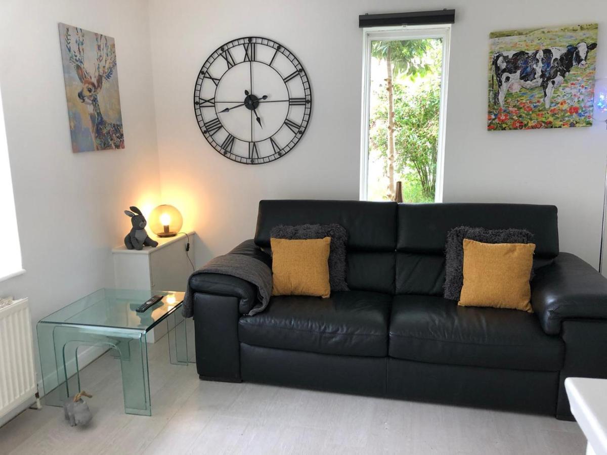 Rowan Tree Villa Aylesbury  Bagian luar foto