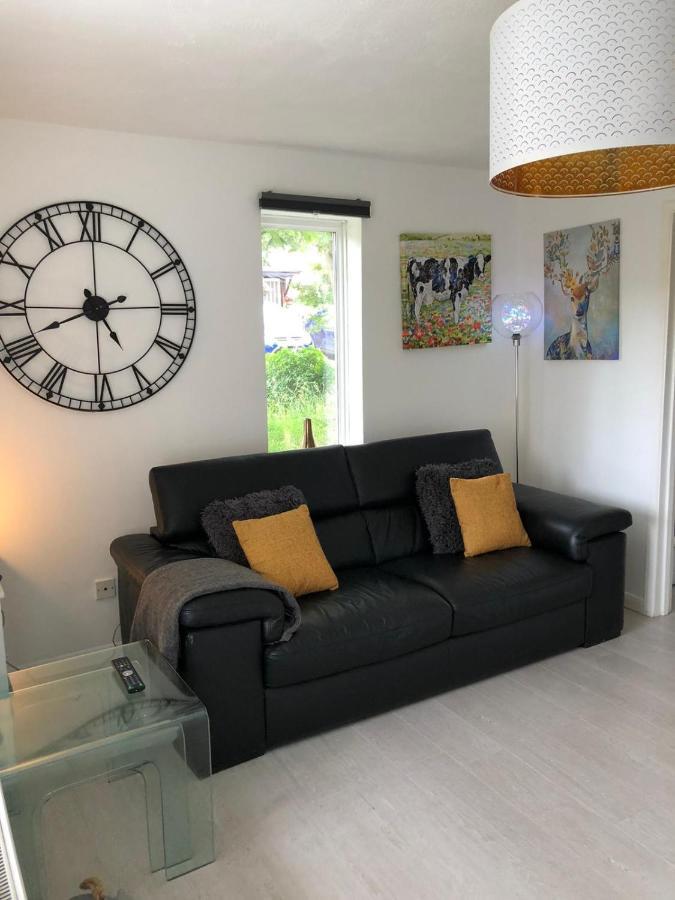 Rowan Tree Villa Aylesbury  Bagian luar foto