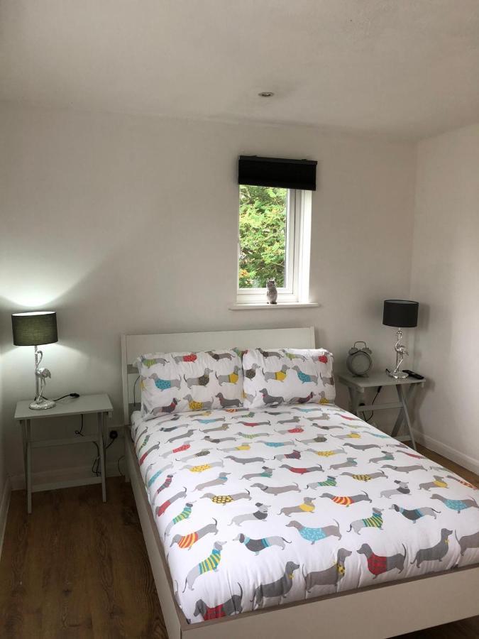 Rowan Tree Villa Aylesbury  Bagian luar foto